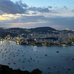 Langsam beginnen die Lichter der Stadt zu funkeln