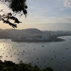 Viele Boote liegen im ruhigen Meer vor Rio