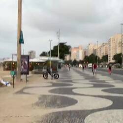 Den Strand entlang schlendern