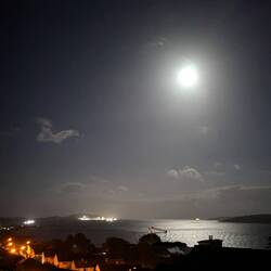 Noch keine Wolken, heute Nacht: der Firth of Clyde im Vollmondlicht