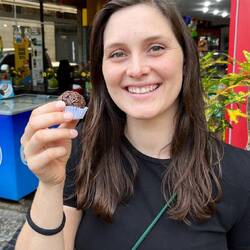 Tanja gönnt sich einen klassischen "Brigadeiro" (gezuckerte Kondensmilch, Butter und Kakaopulver)