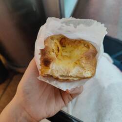 Gutes Käse/Teig-Verhältnis: alles über der dünnen dunklen Teigschicht ganz unten ist Käse