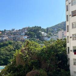 ...und einem schönen Ausblick auf Rios grüne Berge
