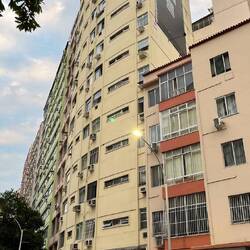 In diesem Gebäude ist unser Airbnb, zwei Gehminuten vom Strand entfernt