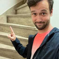 Verblüffend steile Treppen. Da nehmen wir doch lieber den alten Aufzug