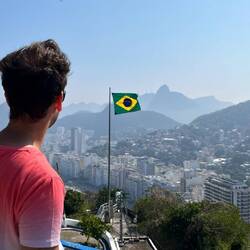 Andi mit der Brasilien-Flagge am Posen