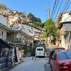 Typische Bauweise für Rios an den Berghängen liegende Favelas