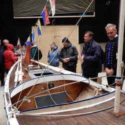 Zwischendrin das originale Ruderboot von Ove