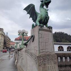 Überall Drachen. Ein Wahrzeichen der Stadt. 🐉