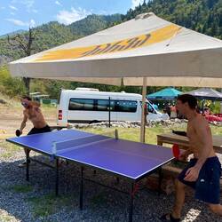 Tischtennis zum Aufwärmen vor dem Rafting