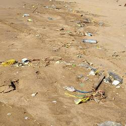 Dieser Anblick begleitet uns den gesamten Weg. Ist quasi eine Müllwanderung...