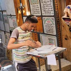 Hier werden Tafeln aus Stein "geschnitzt", die später auf die Grabsteine kommen