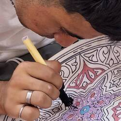 Nach dem Brennen wird das Porzellan bemalt und dann nocheinmal gebrannt