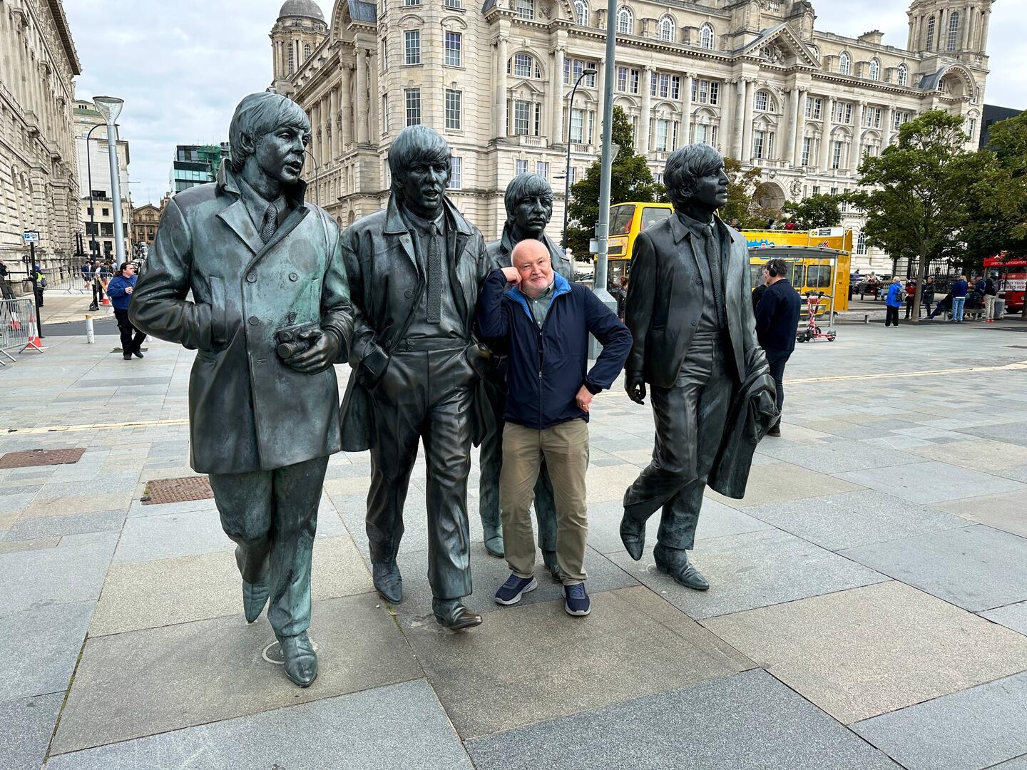 En mystisk person mitt bland Beatles'arna.