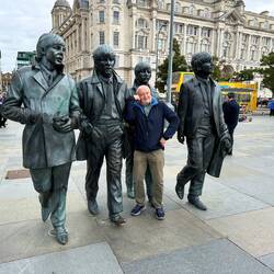 En mystisk person mitt bland Beatles'arna.