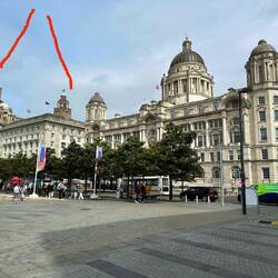 Liver Insurance - med någorlunda bra markering av de två Liverbirds