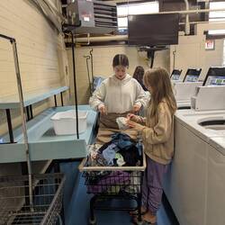 W takiej pralni nie trudno o pomoc dzieci, zwłaszcza fanów Przyjaciół