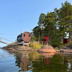..mit Ferienhäusern und einer schicken Sauna vorbei.