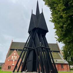 Dazu gehört auch der an ein Kunstwerk erinnernde Glockenturm, der 1580 errichtet wurde.