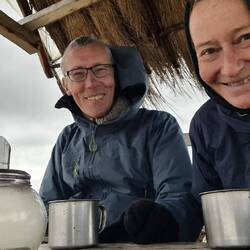 Cocatee - in einem Unterstand auf dem Grat bei Windstärke 9