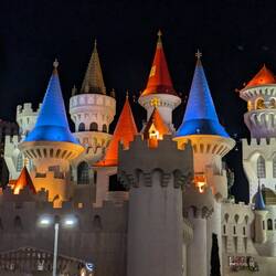 Unser Hotel bei Nacht