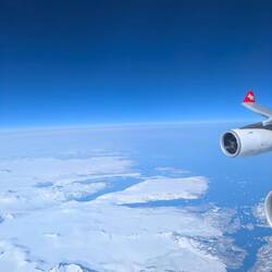 Sicht vom Flugzeug auf die Südspitze von Grönland.