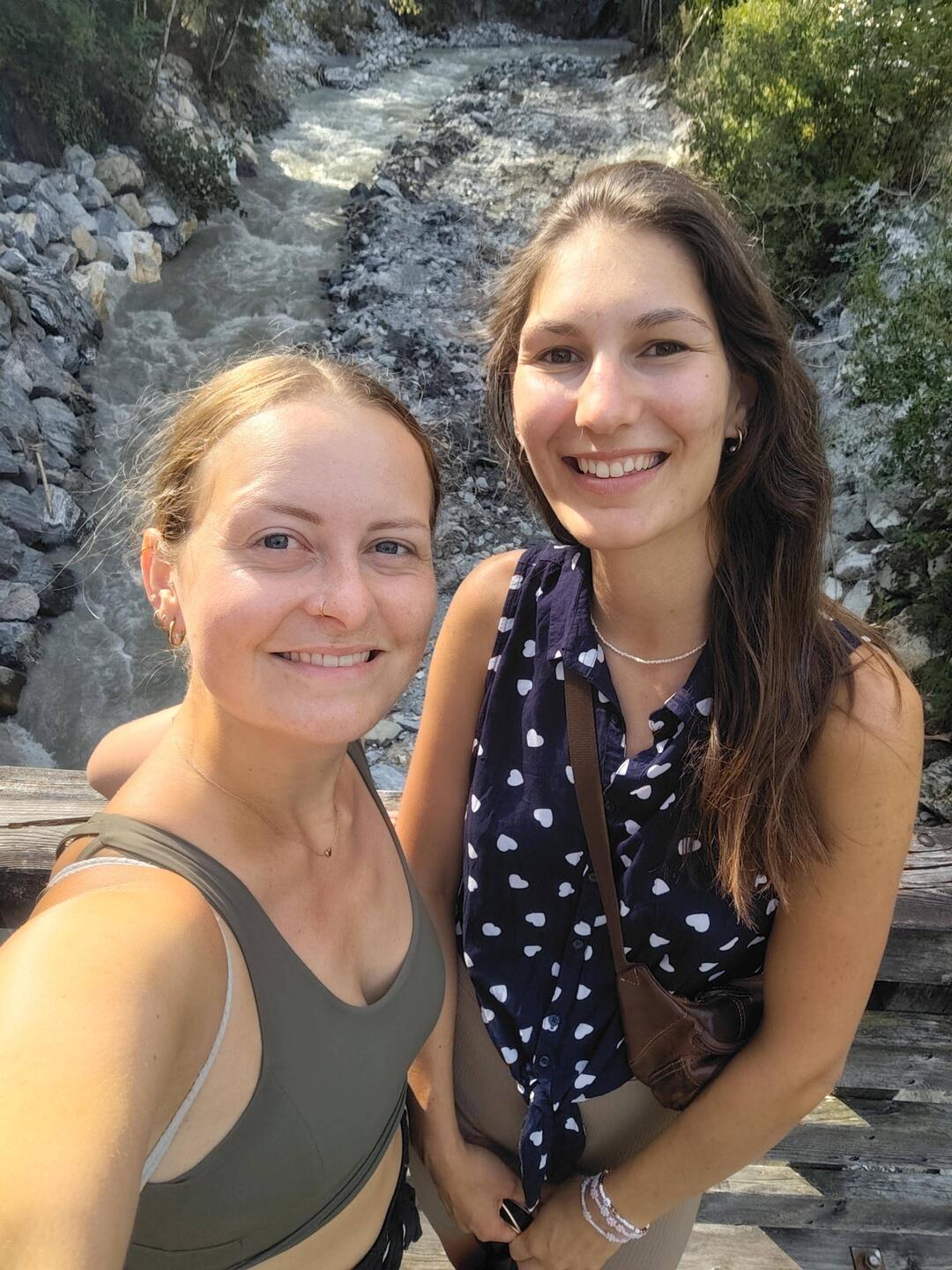 Im Hintergrund das graue Wasser der Klamm. 🤷