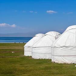 Le nostre yurte in riva al lago Son Kul
