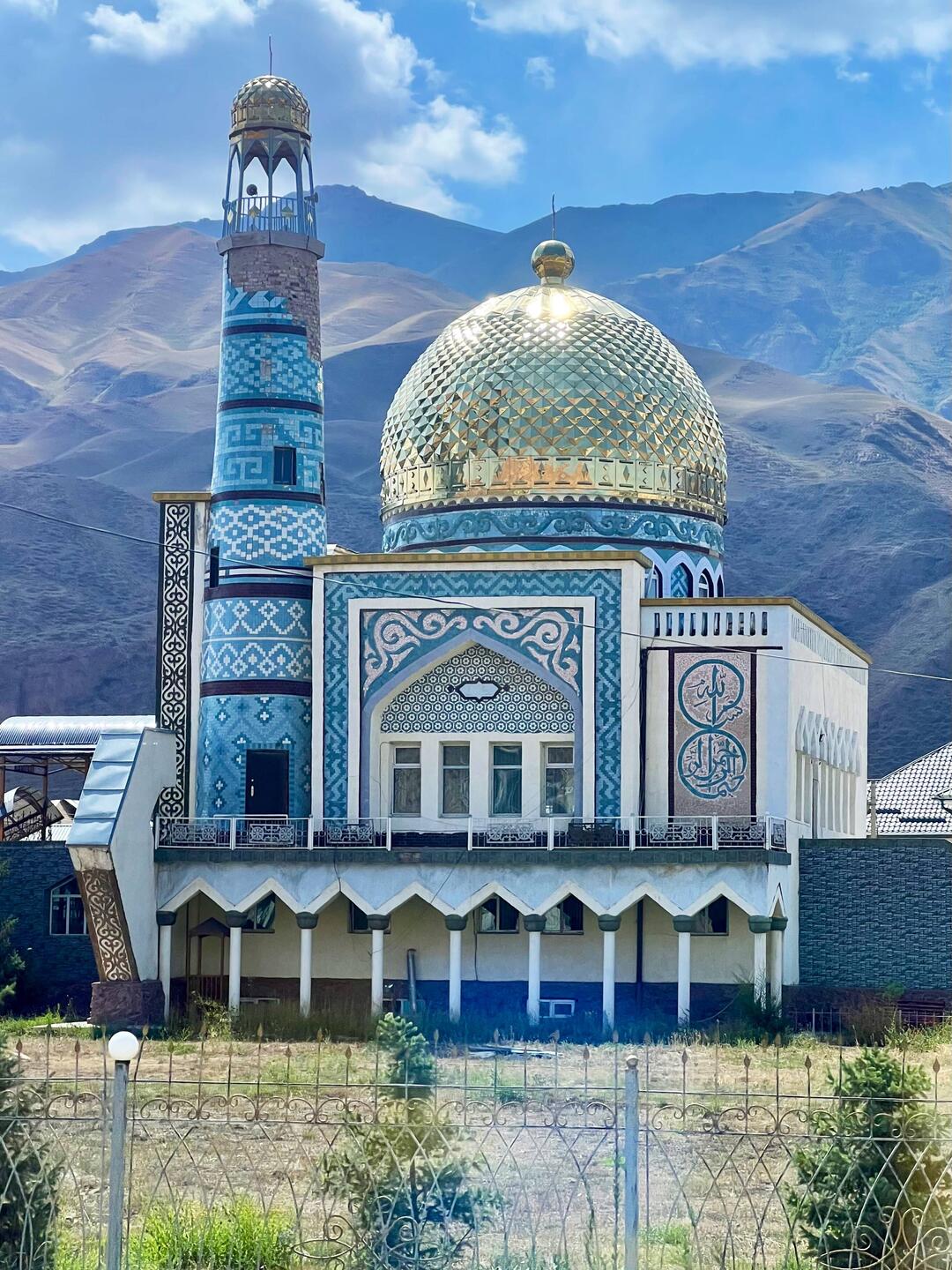Moschea lungo la strada a Naryn