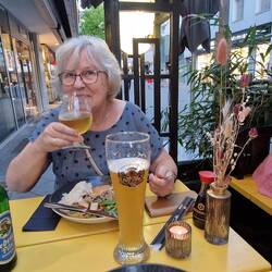 Als wij op reis zijn is het in de loop der jaren traditie geworden om op de eerste avond in een Chin