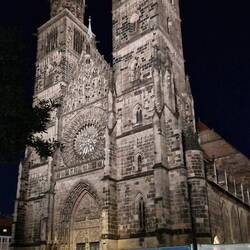 De oude en in de oorlog geheel verwoeste de Lorenzkirche, waar onze vriend en collega uit Hong Kong