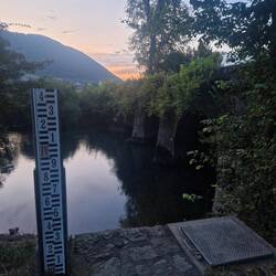 Der Fluss und Pegelstand (die Skala geht auf einem andwrne Pegel deutlich weiter)