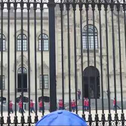 Jeden Tag gegen 12 findet dieses Spektakel statt