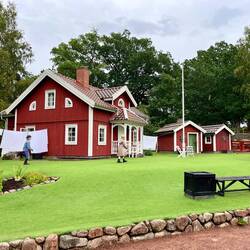 In Katthult steckt Michel seinen Kopf in die Suppenschüssel, zieht Ida am Fahnenmast hoch und..