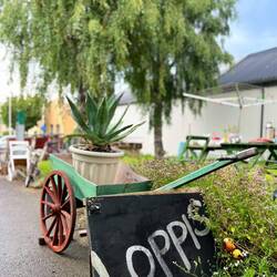Nach einem langen und aufgewühlten Tag entdecken wir noch einen Flohmarkt – was für ein Ende! 😀