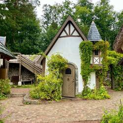 Ebenso toll und detailreich gestaltet sind die anderen Freilichtbühnen und Welten..