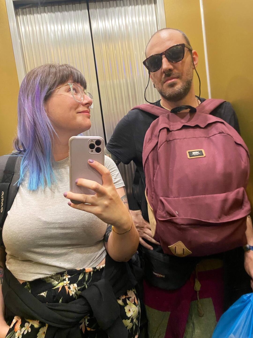 Foto di rito in ascensore