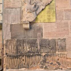 Op de Sebalduskerk de overblijfselen van de bombardementen