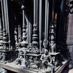 De slakken onder het grafmonument