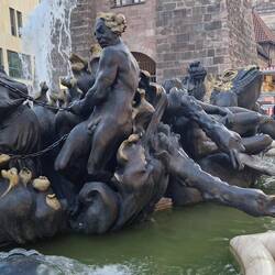 Een bijzonder wonderlijk fonteinmonument naar aanleiding van een gedicht van een 15e eeuwse dichter