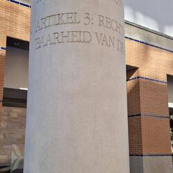 Beide 30 pilaren van de universele rechten van de mens staat er ook een pilaar in het Nederlands