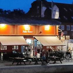 ...geblieben ist die Hafenkneipe... so mancher Seebär wurde da ziemlich finden sein.. 🧔‍♂️