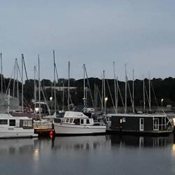 ...auch in Heiligenhafen können Hausboote gemietet werden.. 👍