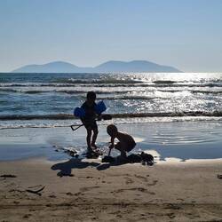 Jonas und Milo bauen einen Wassergraben