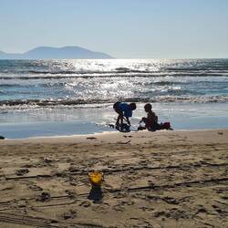 Jonas und Milo bauen einen Wassergraben.