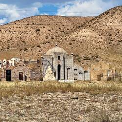 Anche alcune tombe sono delle yurte di ferro