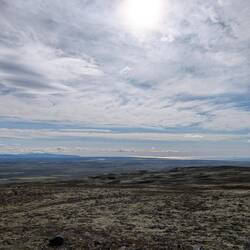 Mi gseht hinger links dr Eyjafjallajökull u i dr Mitti d Vestmannaeyjar (Westermannsinseln)