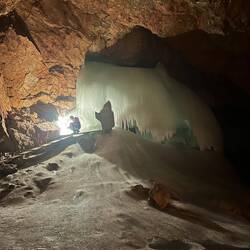 Elektrisches Licht gibt es in der Höhle nicht, daher werden Magnesiumfackeln entzündet