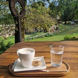 Das kleine Café nebenan (entgegen der Blickrichtung).