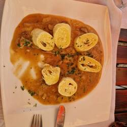 Mittagessen: Pilzsauce mit štrudelj